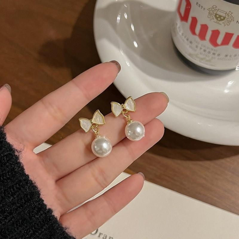 ・カテゴリ: 耳飾・スタイル: 甘め・主な素材: 銅・加工: メッキ・形状: ジオメトリック・流行要素: フリンジ・対象: 女性・カラー展開: 貝殻蝶結びパール・サイズ展開: