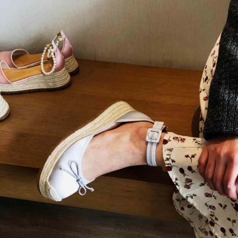 サンダル 女性用 夏 厚底 草編み フィッシャーマン メアリージェーン ラウンドトゥ 中空 クッション性 伸縮性 超繊維 ピンク グレー ブラック チェック柄 蝶結び ストラップ 軽量 通気性 普段使い ヒール ウェッジ 韓国風 カジュアル