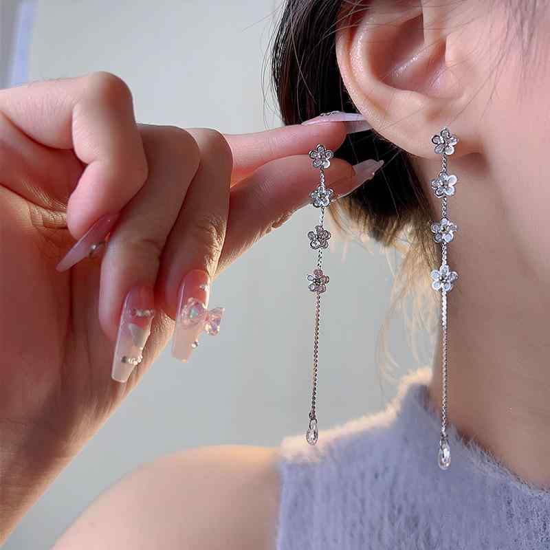 イヤリング 女性用 花柄 流蘇 蚊香盤 軽量 ジュエリー ファッション 気質 スタッド 耳飾り 耳針 幾何学 ダイヤモンド 加工 銅素材 春夏 トレンド 日常使い 百搭 韓国風 ビジネス カジュアル 人気 デザイン 華やか シンプル アクセサリー