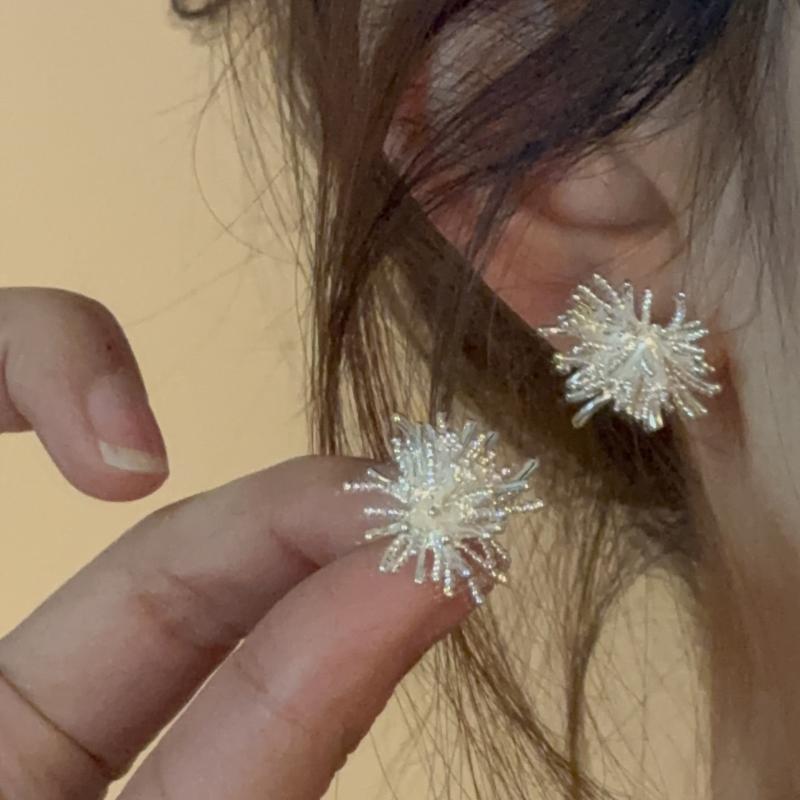 イヤリング 女性用 花火モチーフ 花卉デザイン 軽量 銀メッキ ゴールドメッキ 復古風 宮廷スタイル 清新 甘美 気質 独特 耳飾り アクセサリー 日常使い 華やか 春夏 コーディネート