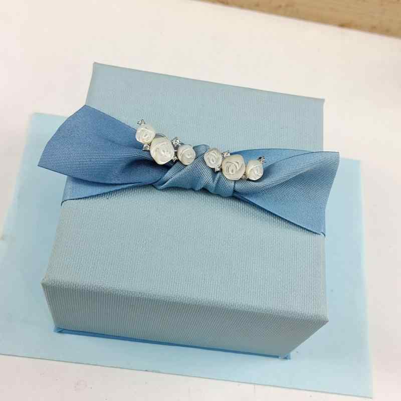 イヤリング 女性用 耳飾り 白 バラモチーフ 軽奢風 電鍍加工 ユー字型 花モチーフ 植物柄 華やか シンプル 日常使い ファッションアクセサリー 華奢デザイン 春夏向け 優雅 モダンスタイル