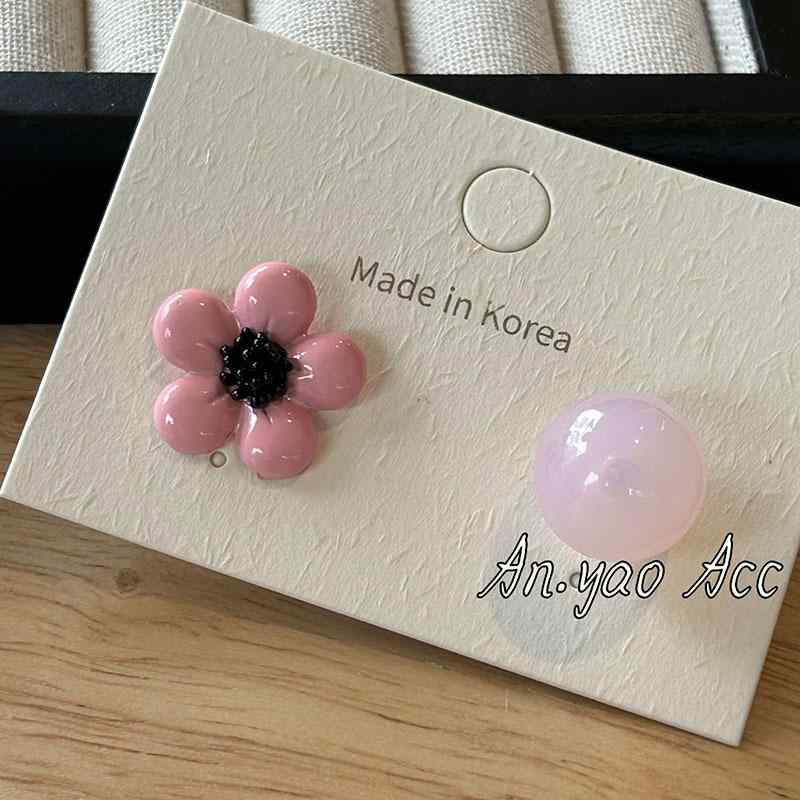 ピアス 女性用 春夏 かわいい 森ガール 緑 花 花卉 植物モチーフ ドロップ型 耳飾り アクセサリー シンプル 軽量 ミックス素材 手作り フレッシュ ガーリー グリーン ピンク イエロー パープル カラーバリエーション 日常使い フェミニン ナチュラ