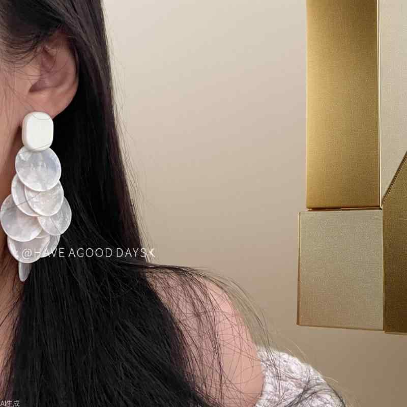 イヤリング 女性用 ベ shells 流蘇 デザイン 925シルバー 針 シンプル 耳飾り 軽量 ファッション アクセサリー 夏 春夏 トレンド 自然 素材 ミックス 幾何学 形状 精工 仕上げ 銀色 気質 個性 スタイル 通勤 普段使い 高級感