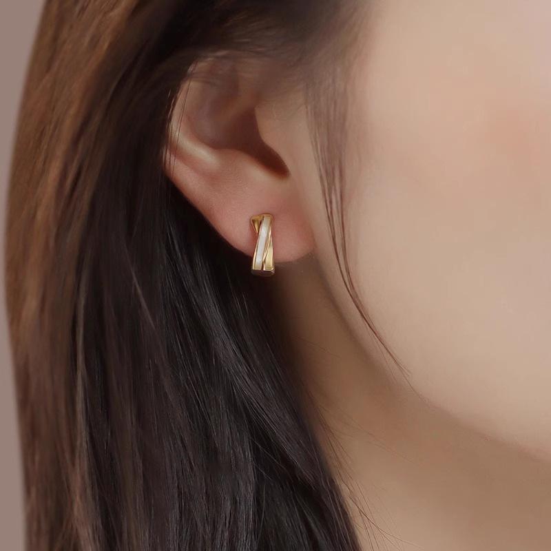 イヤリング 女性用 シンプル 貝殻 クロス デザイン アシンメトリー ゴールド 耳針 耳クリップ 無穴対応 冬 アクセサリー ミックス素材 オリジナル スタイリッシュ 軽量 ファッション 耳飾り