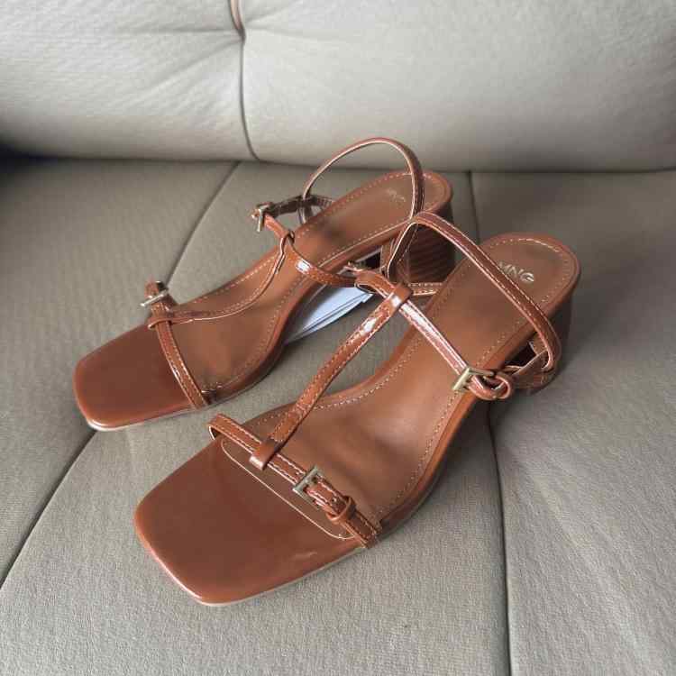 サンダル 女性用 春夏 黒 ブラウン 7cmヒール ファッション 欧米風 カジュアル ハイヒール オープントゥ ストラップ 超繊維 方先 軽量 PUソール PU内装 足元おしゃれ 普段使い 伸縮性 通勤対応 夏コーデ 涼感素材 歩きやすい スタイリッシュ