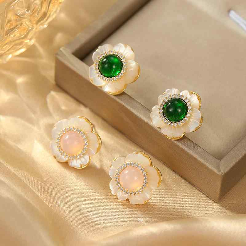イヤリング 女性用 花柄 貝殻 花卉 デザイン ビッグシルエット 軽量 ファッション アクセサリー グリーン ピンク 夏 植物モチーフ トレンド 華やか 天然素材 シンプル 日常使い