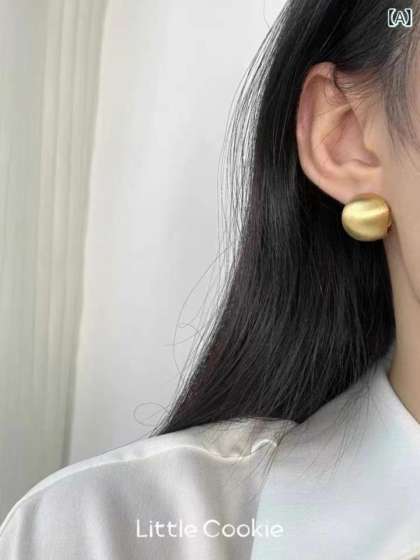イヤリング 女性用 韓国風 引き絞り 丸球 耳飾り 磨砂 ダークカラー 半円 デザイン...
