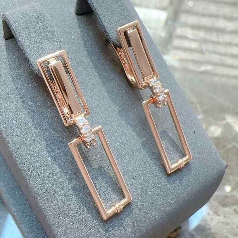 イヤリング 女性用 ローズゴールド ジルコニア 幾何学 シンプル ファッション 通勤 夏 軽量 銅 電気メッキ加工 百搭 アクセサリー 耳飾り スタッド モダン 日常使い