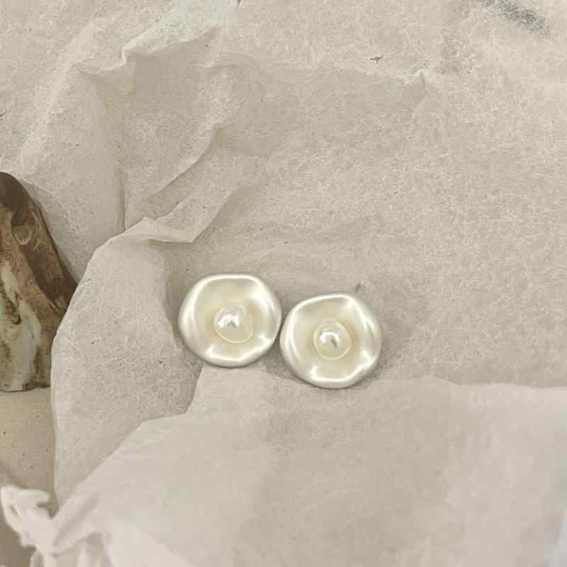 イヤリング 女性用 復古 法式 気質 通勤 ファッション シンプル 耳飾り 荷葉花 花柄 耳ナミダ 幾何学 銅製 電気メッキ加工 植物モチーフ 春季 軽量 華奢 かわいい 日常使い