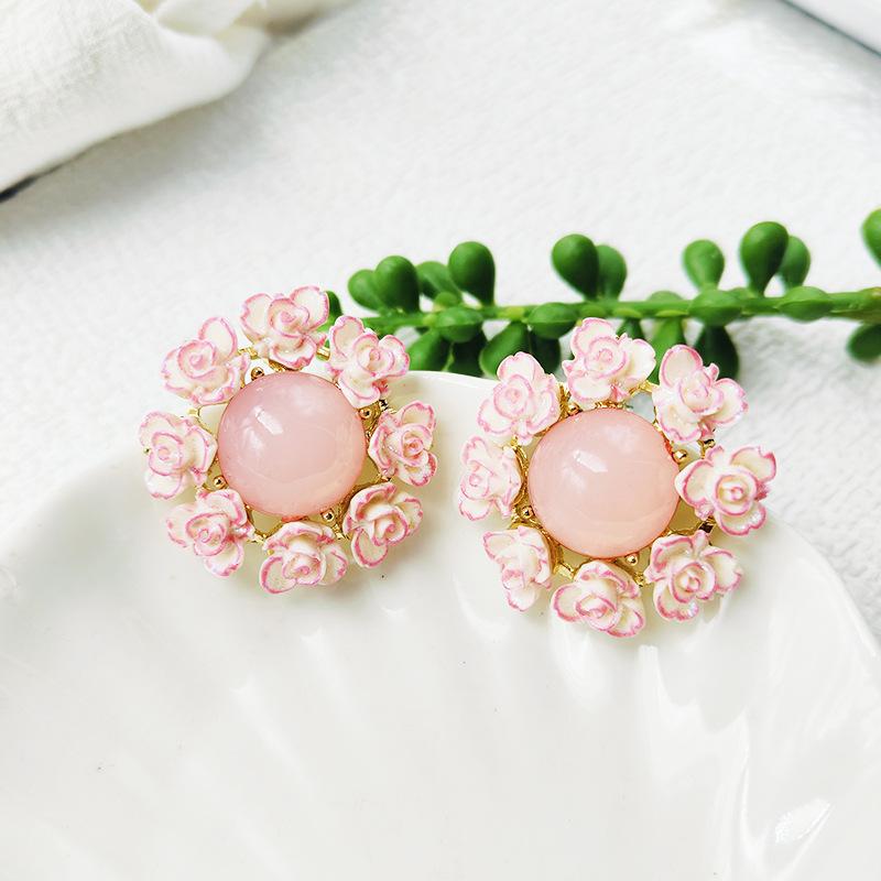 Body Earrings - イヤリング 女性用 フレンチピンク 花 耳飾り 端正優雅 気品 軽量 銀色 針タイプ 耳穴対応 冬 中国風 復古 エスニック 国風 ピンク系 華やか アクセサリー ファッション 合金製 電気メッキ加工