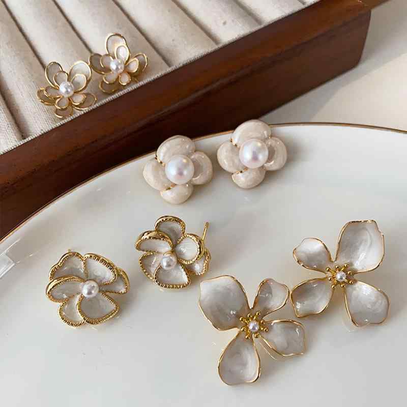 イヤリング 女性用 花柄 桜 フラワーモチーフ ビンテージ 復古スタイル ヘプバーン風 ドロップ型 花びら デザイン ゴールド 電気メッキ加工 銅素材 秋冬 アクセサリー かわいい 華やか 気質 エレガント 植物モチーフ 華奢 繊細 普段使い 通勤用 デ