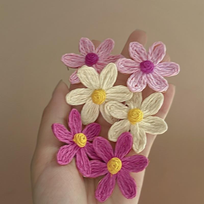 イヤリング 花柄 黄色 手工編み込み 耳飾り 女性用 ユニセックス かわいい 春夏 フェミニン 軽量 ユニーク デザイン 清新 甘い スタイル 花卉 モチーフ 混合素材 電気メッキ加工 ユニセックス アクセサリー 日常使い 華やか フェアリー 風