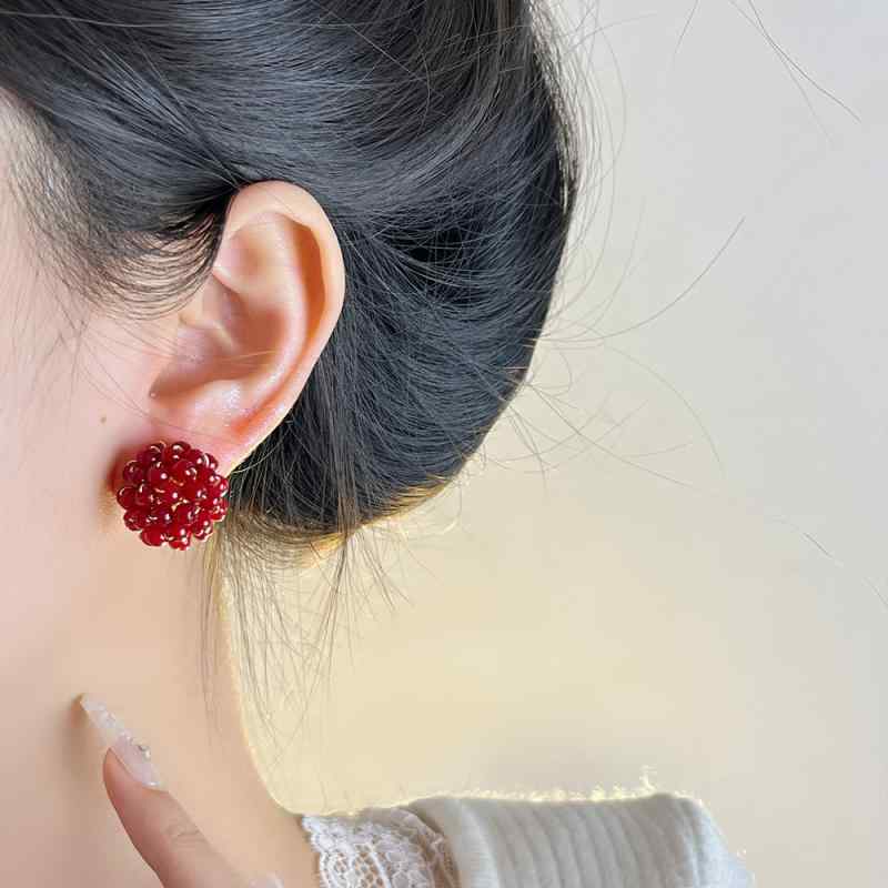 イヤリング 女性用 秋冬 ラズベリーレッド ホワイト 気質 軽量 合金 電気メッキ加工 幾何学 個性派 シンプル かわいい 華やか アクセサリー ファッション 日常使い 冬コーデ 洗練デザイン