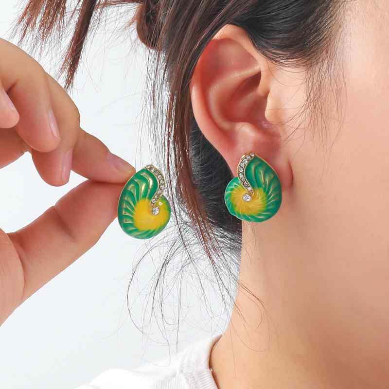 耳飾り 女性用 ビーチサマースタイル 海螺モチーフ ドロップオイル加工 幾何学デザイン 緑 青 白 カラー 軽量 ファッションアクセサリー シンプル 自然風 夏 度假 リゾート コーデ アクセント 軽奢感 トレンド 日常使い