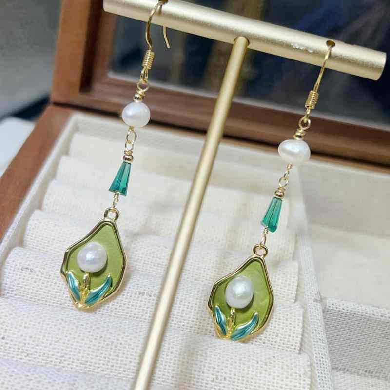 イヤリング 女性用 チャイナドレス アクセサリー 天然パール 葉っぱ デザイン ゴールドメッキ 加工 古風 漢服 スタイル 宮廷風 復古 夏 シーズン 円形 幾何学 モチーフ かわいい 軽量 普段使い 通勤用 デート用 ピンク系 カラー 選択可
