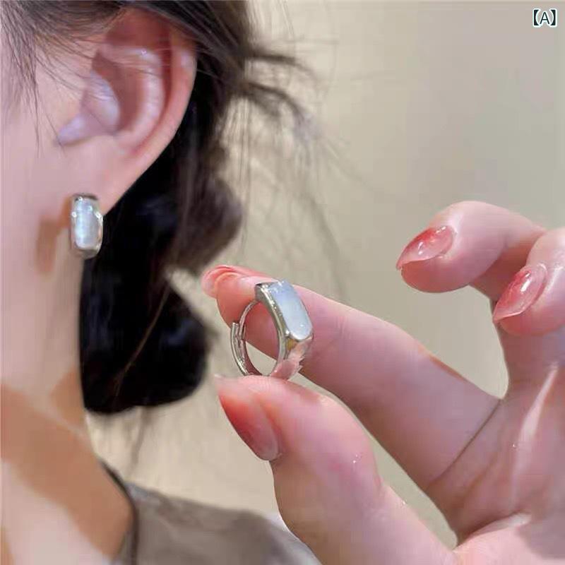 イヤリング 女性用 ベーシック シンプル デザイン 貝殻モチーフ 丸型 幾何学 軽量 電気メッキ加工 ゴールドカラー 夏 ファッション アクセサリー 耳飾り かわいい トレンド 通勤 普段使い