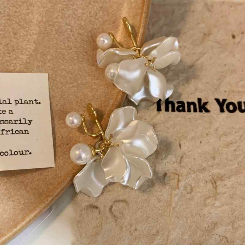 イヤリング 耳飾り 女性用 花モチーフ 貝殻 デザイン 真珠 アクセサリー 蚊香ディスク イヤークリップ フレンチスタイル 気品 洗練 かわいい 清楚 夏向け 軽量 電気メッキ加工 自然素材 甘め 華やか 日常使い ギフト向け トレンド