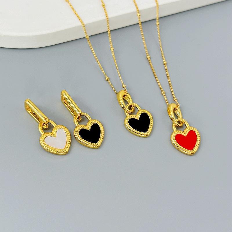 アクセサリーセット 女性用 気質 シンプル 桃心 イヤードロップ ピアス 黒白 双面 貝殻 ハート ペンダント 鎖骨チェーン 銅製 電気メッキ加工 混合宝石 インラインスタイル 個性 トレンド 春季 軽量 5g 愛心 水滴 鈴 形状 パターン