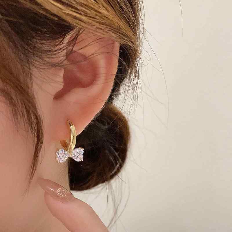 ・スタイル: 韓国風・性別: 女性・形状: 幾何型・カラー展開: シルバー・流行要素: 十字架、金属、幾何