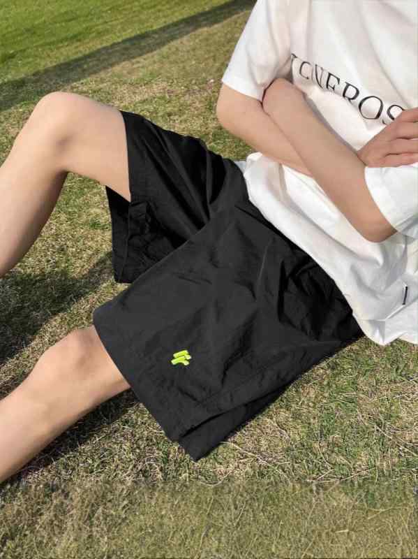 ショートパンツ メンズ 夏 五分丈 スポーツパンツ カジュアル 部屋着 普段使い 吸湿速乾 接触冷感 薄手 ゆったり 大きいサイズ 無地 シンプル ラフスタイル 快適・素材: アイスシルク・パンツ丈: 五分丈・主な素材: ポリエステル・カラー: カーキ、ブラック、グリーン・サイズ: M, L, XL, 2XL, 3XL, 4XL・パンツシルエット: ストレート・スタイル: カジュアル