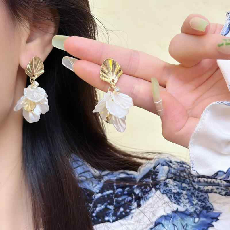 イヤリング 女性用 花びら 貝殻 流蘇 耳飾り シルバー 針タイプ 耳洞対応 耳クリッ...