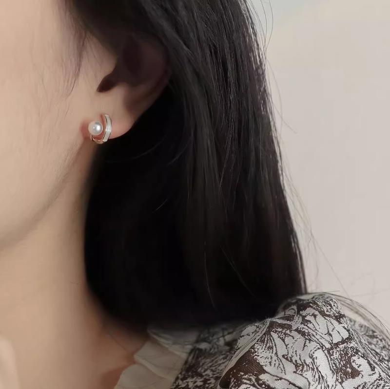 耳飾 女性用 幾何型 シンプル 真珠 イヤースタッド 軽量 ファッション OL 通勤 秋 ベーシック スタイリッシュ シルバー調 モダン アクセサリー 日常使い 洗練 アクセント イヤリング トレンド コンパクト