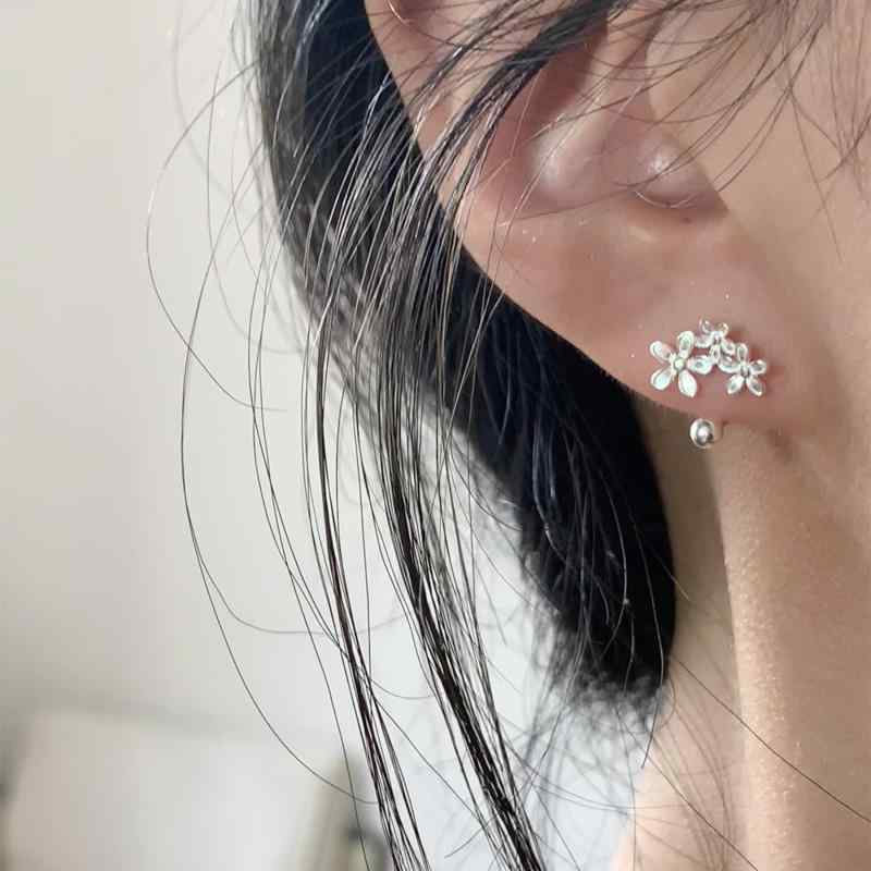 Body Earrings - イヤリング 女性用 銀色 花モチーフ 針 フック 耳洞用 曲線型 幾何学デザイン 銅製 電気メッキ加工 清新 甘い 日韓スタイル 独特 個性的 耳飾り 軽量 シンプル 春夏 アクセサリー かわいい 普段使い 伸縮性 接触冷感