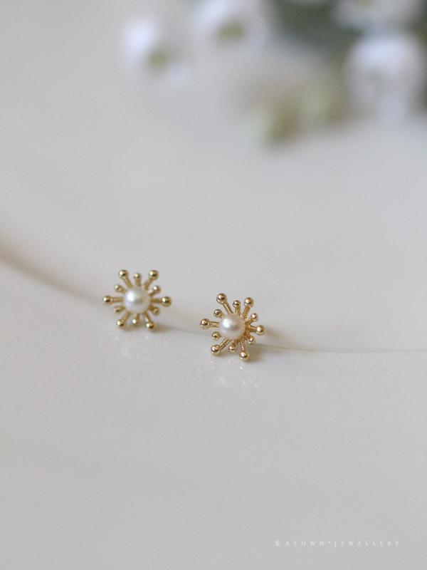 Body Earrings - ピアス 女性用 花びらデザイン 貝パール 気品 優雅 花 ミニ イヤリング 金色 白金色 シルバー925 純銀 ジルコニア イエローゴールド ホワイトゴールド 夏 シンプル 華奢 ファッション アクセサリー