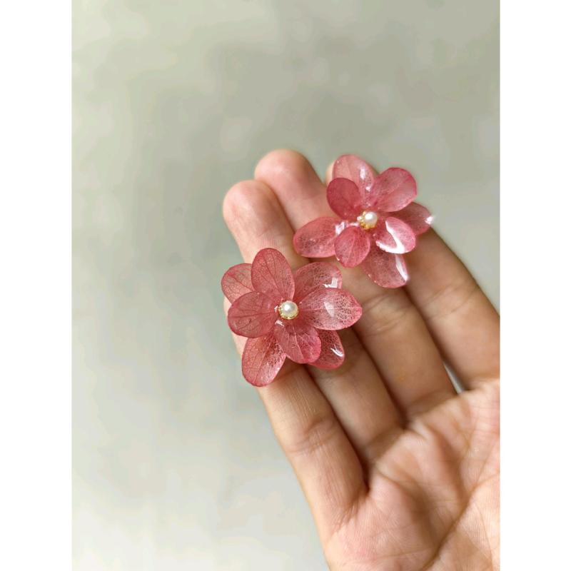 イヤリング 女性用 花 モチーフ 気質 百搭 ピンク 绣球 真花 かわいい 少女 清新 田園風 花卉 植物 秋色 イエロー ホワイト グリーン チューリップ 混合素材 真金 電気メッキ加工 軽量 華やか 普段使い アクセサリー