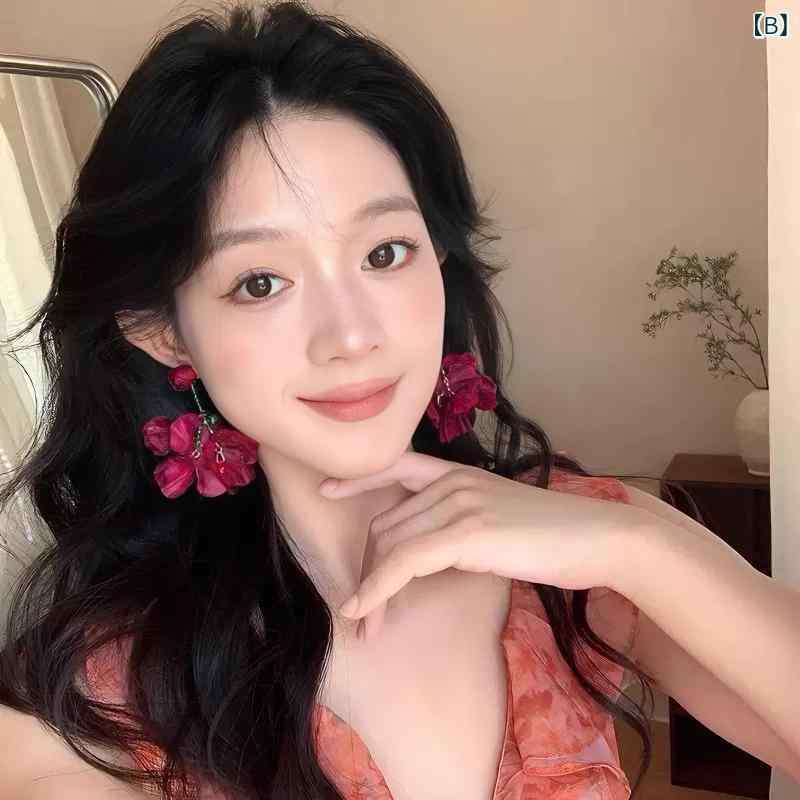 シャドーテールのイヤリング 女性用 春夏 花柄 赤 赤系ローズ 紫 紫系ローズ 青 ブルー系ローズ チューリップカラー 布地 電気メッキ加工 花びら 耳垂 クリア スイート ビーチ リゾート スタイル 軽量 華やか アクセサリー｜アングル3