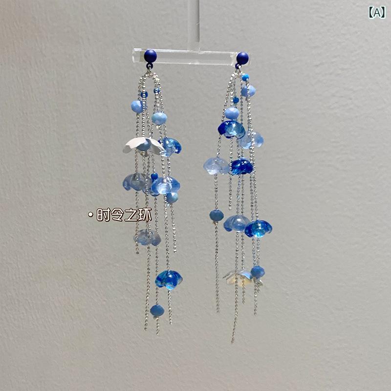 イヤリング 女性用 冬 オリジナルデザイン ブルー 花柄 流蘇 幾何学 芸術的 アクセサリー 銀針 耳飾り 銀色 浮遊 軽量 ファッション 華やか 個性派 日常使い 冬コーデ アクセント モダン スタイリッシュ 洗練 ユニーク 繊細 華麗 モード カジュ
