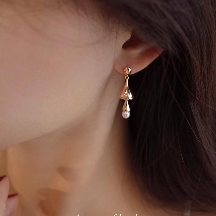 イヤリング 女性用 長さ長め ベル付き 花びら 珍珠 花卉 復古 気質 高級感 金色 耳飾り 清新 甘美 日韓 夏 植物モチーフ 軽量 華奢 華やか