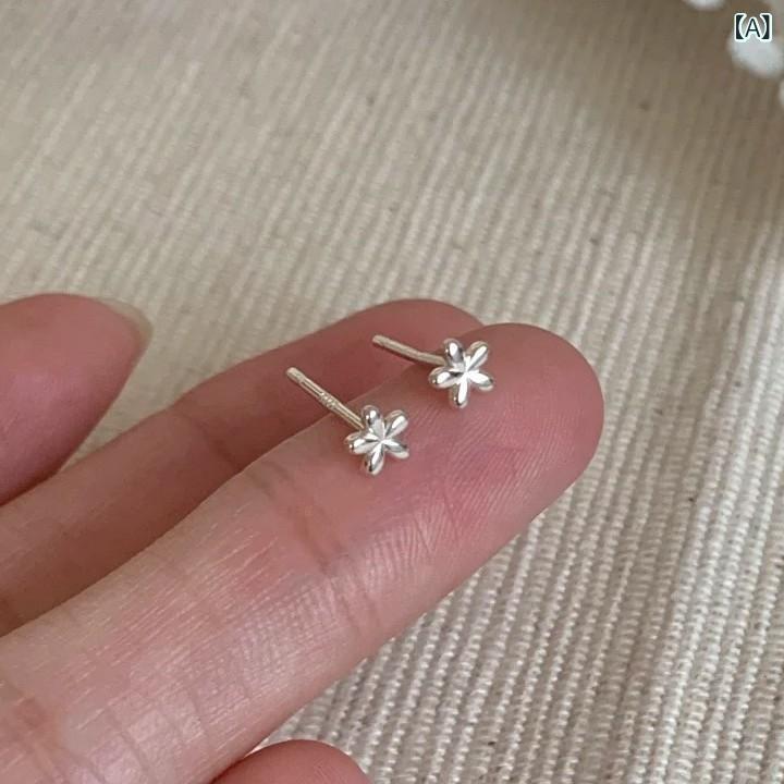 ピアス 女性用 純銀 ミニ花 耳飾り 寝るとき 取り外し不要 小型 気質 エレガント イヤーカフ 春夏 かわいい シンプル スタッド ホワイトゴールド ゴールド 接触冷感 軽量 日常使い アクセサリー ファッション 植物モチーフ ブローチ風 ショール対応