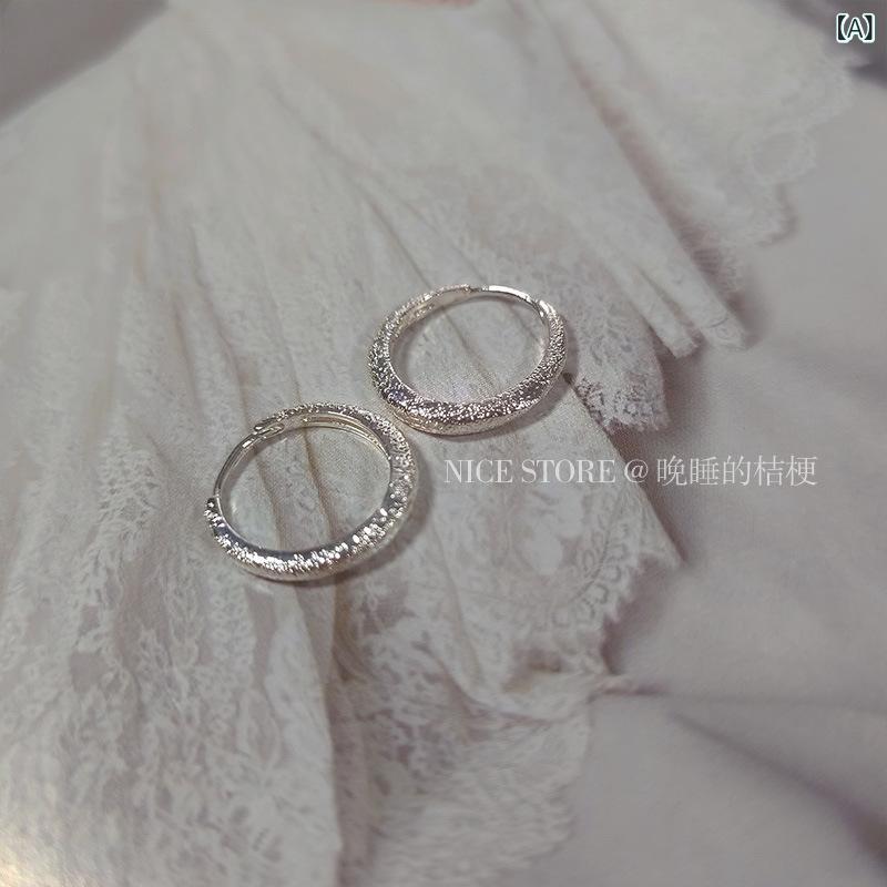 イヤリング 男女用 秋季 銀色 金色 磨砂仕上げ 幾何学 波光粼粼 通勤 かわいい 甘い シンプル 百搭 軽量 電気メッキ加工 細やか 輝き 耳飾り アクセサリー 日常使い ファッション モダン 洗練 クリア デザイン