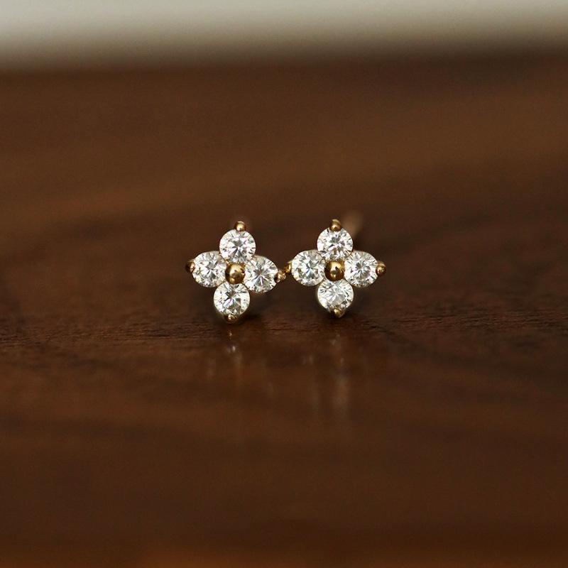 レディース ピアス イヤリング 925シルバー 18Kゴールドメッキ 幸運四葉クローバー ミニ 輝き ジルコニア 花卉 デザイン エレガント 気品 清新 甘美 仙女風 ゴールド カップル 春季 アクセサリー 華奢 日常使い ギフト ラッキーアイテム