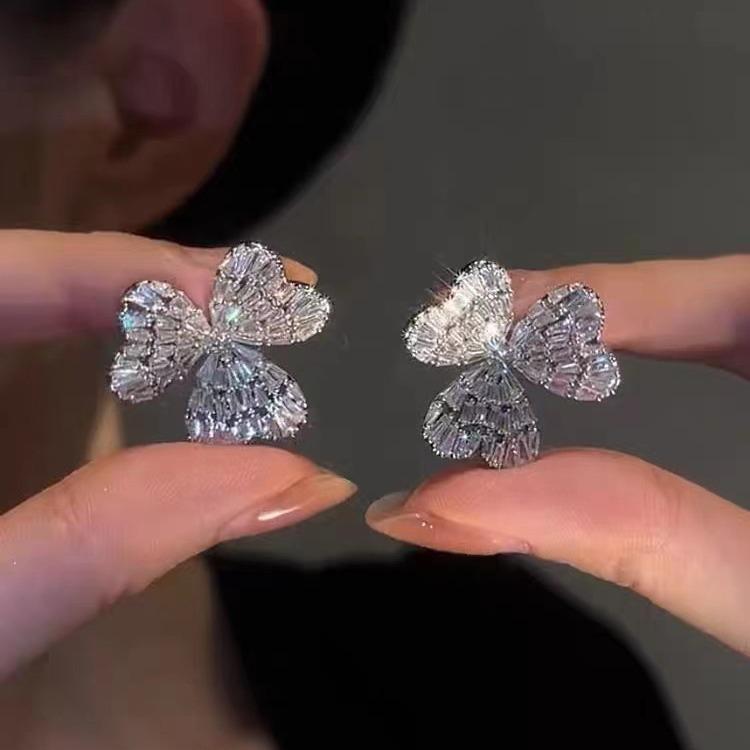 Other - イヤリング 女性用 花 ジルコニア フラワー デザイン 軽量 秋冬 ファッション アクセサリー 個性派 気質 スタッド 耳飾り オリジナル 銅製 電気メッキ加工 植物モチーフ トレンド 華やか コーディネート 普段使い かわいい 華奢 シンプル デイリー