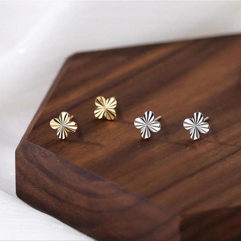 Dine Al - ピアス 女性用 シンプル シルバー 四つ葉のクローバー 花 モチーフ 耳飾り ファッション アクセサリー 軽量 電気メッキ加工 925シルバー 純銀 春季 トレンド ゴールド ホワイトゴールド 7mm 12mm サイズ 日常使い 通勤 華やか ラッキー