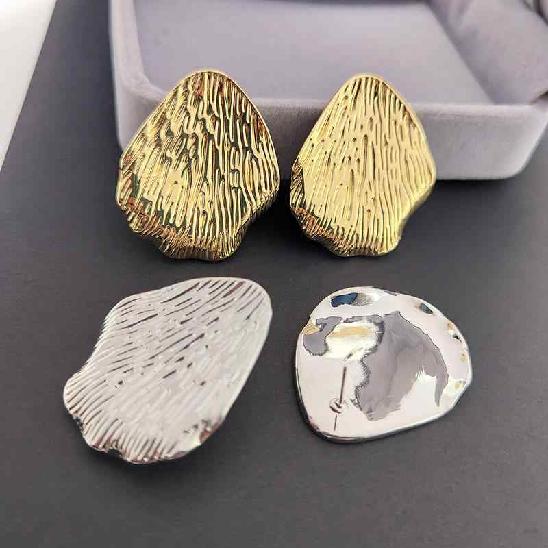 Cubic Zirconia - イヤリング 女性用 花びら 花弁 デザイン 不規則 プリーツ 皺加工 欧米風 復古 ファッション 耳飾り 銀色 金色 幾何学 形状 銅製 電気メッキ加工 植物 花卉 モチーフ 春夏 通勤 普段使い 軽量 シンプル かわいい アクセサリー トップス コーデ