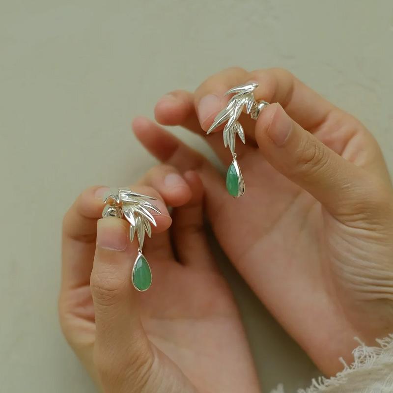 乐天商城 - イヤリング ユニセックス 竹葉 デザイン 水滴 形状 玉髓 素材 精工 細工 精緻 スタイル 高級感 中国風 国風 百搭 汎用 葉子 モチーフ 植物 花卉 要素 芸術的 復古 風合い 夏 季節 男女兼用 アクセサリー 耳飾り 竹 葉 緑 色調 ドロップ
