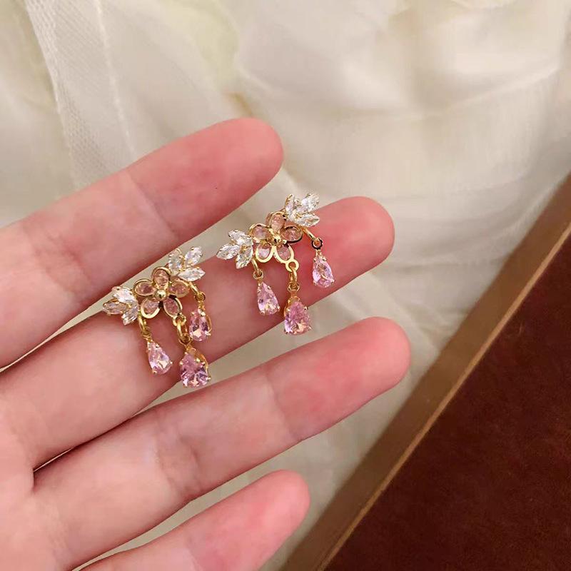 Rubellite - ピアス 女性用 春夏 花 ピンク ジルコニア シャクヤク フラワーモチーフ フレンジ かわいい 清新 甘い 日常使い 軽量 ファッション アクセサリー