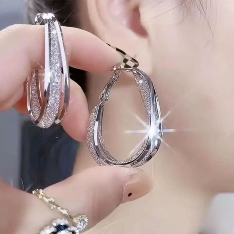イヤリング 女性用 大型 円形 ファッション 耳飾り シルバーニードル デザイン ゴールド シルバー 春季 軽量 スタイリッシュ 顔型補正 高級感 アクセサリー 日常使い シンプル モダン 華やか 細身シルエット 欧米風