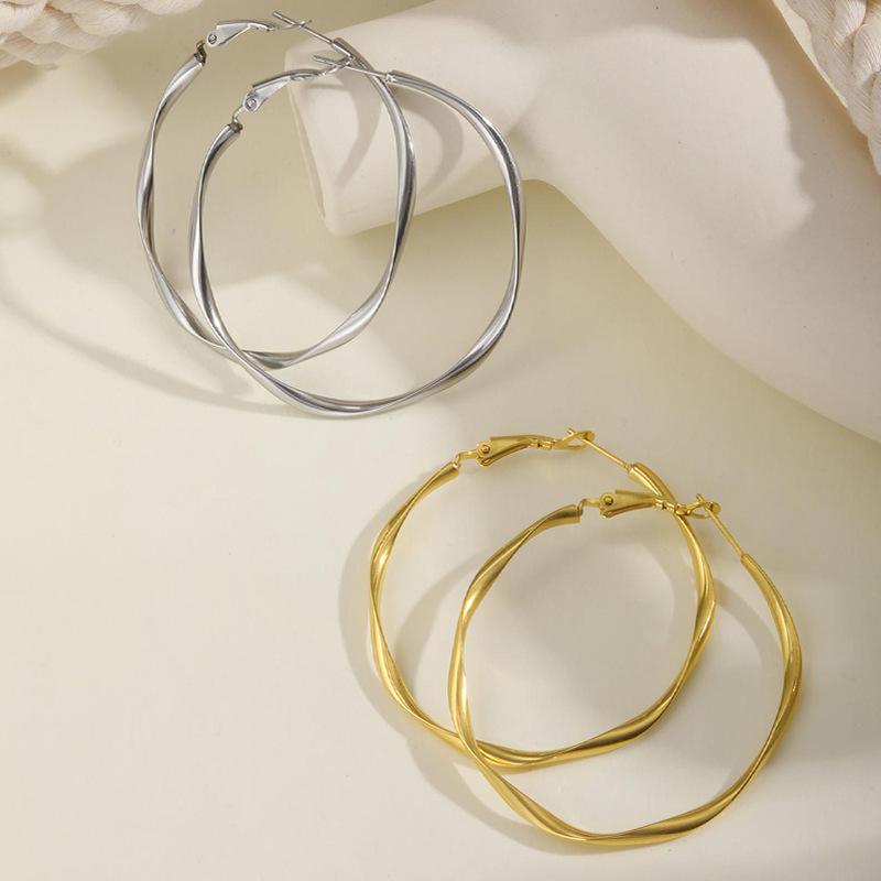 レディース イヤリング モビウス シンプル デザイン ステンレス 電気メッキ加工 金色 幾何学 モダン ファッション 大型 丸型 アクセサリー 個性 スタイル 夏 コーディネート