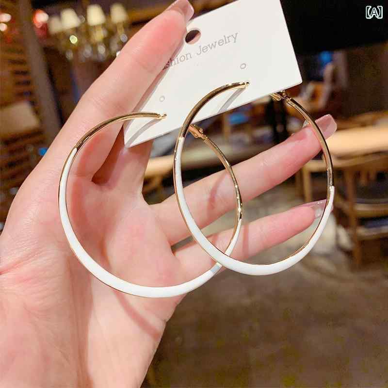 レディース イヤリング 大型 丸型 円形 幾何学 個性 クール 女性用 耳飾り アクセサリー 金属製 白色 グリーン ブラック ワインレッド オレンジ 通勤 ファッション 2021年夏 流行 デザイン 気質 誇張 スタイル 形状 パターン 丸 輪 心形