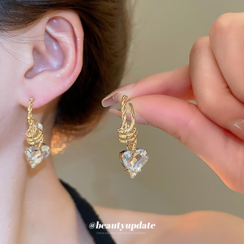 Cubic Zirconia - ピアス ハート形 チャーム イヤリング 女性用 ファッション アクセサリー 軽量 デザイン シルバー 針 金色 ベース 偽物 パール 装飾 ジルコニア セット 復古 スタイル 個性 派手 軽奢 高級感 耳飾り 春 シーズン トレンド ハート モチーフ 銀