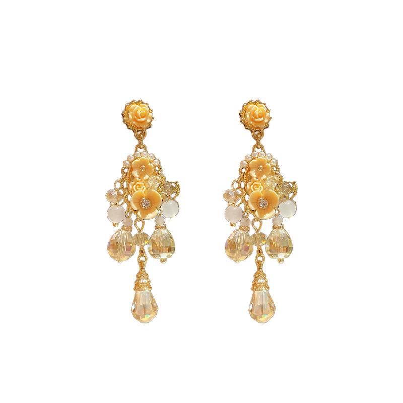 フラワーピアス 女性用 耳飾り 花卉デザイン 偽パール 装飾 クリスタル ジルコニア 流蘇 ドロップ ハンギング 韓国スタイル 軽量 高級感 かわいい 清新 甘め 森ガール ナチュラル 植物モチーフ 銀針 金色 イエロー 夏向け 通年 普段使い アクセサ