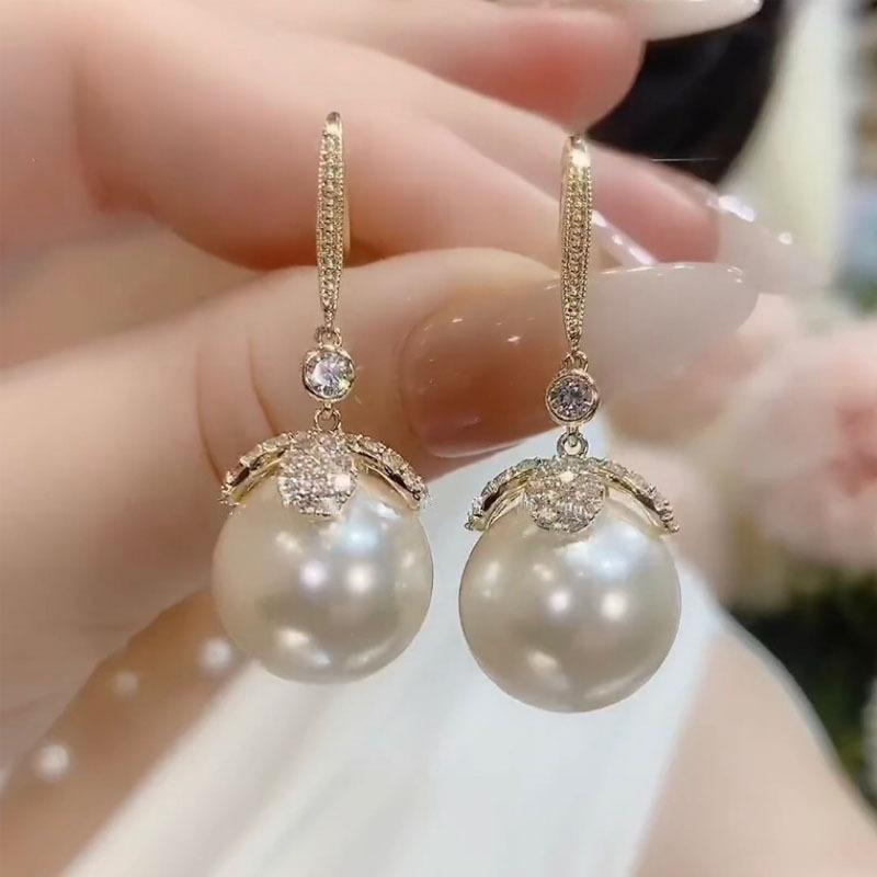 ・素材: 銅・形状: 葉っぱ・加工: ジルコン付き・カラー展開: 金色パール・スタイル: 軽奢風・スタイル分類: ファッション通勤・カテゴリ: イヤーアクセサリー・流行要素: 円形・流行要素分類: 幾何学
