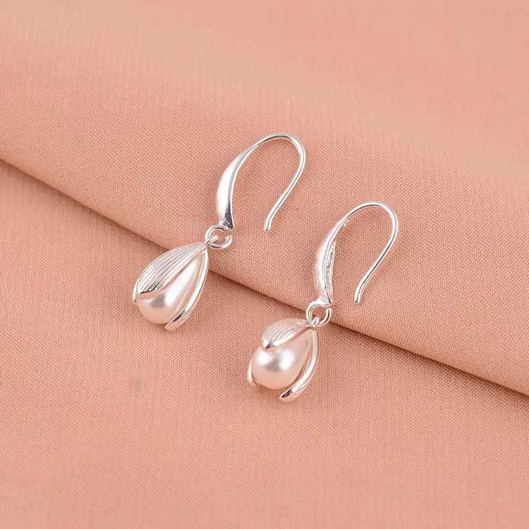 イヤリング ピアス 女性用 銀色 花朵 デザイン 真珠風 ビーズ 復古 スタイル 気質 宮廷風 高級感 軽量 百搭 秋冬 アクセサリー 清新 甘い 花卉 植物モチーフ ユニセックス 普段使い コーディネート アイテム