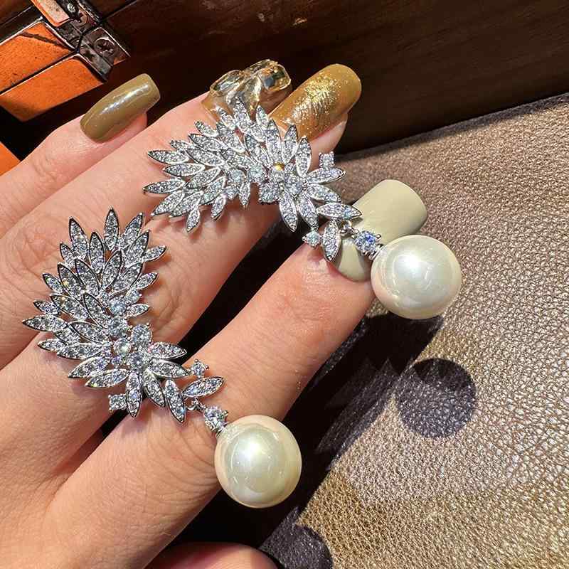 ピアス 女性用 真珠 ジルコニア 花柄 幾何学 デザイン イヤリング 華やか アクセサリー ファッション アイテム イブニングドレス コーディネート プラチナカラー 優雅 スタイル ビジネス カジュアル 秋冬 シーズン