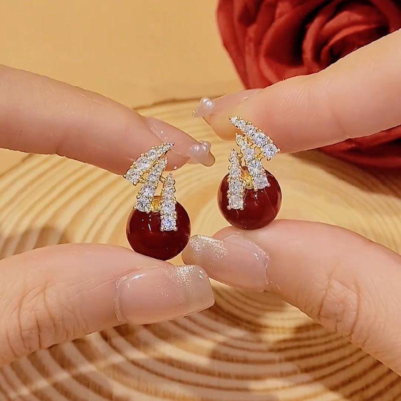 イヤリング 女性用 赤色 真珠 ジルコニア インセット 復古 軽量 高級感 幾何学 形状 優雅 精致 ファッション 通勤 冬 ゴールド シルバー 針 ボール モチーフ アクセサリー 耳飾り かわいい 気品 デザイン