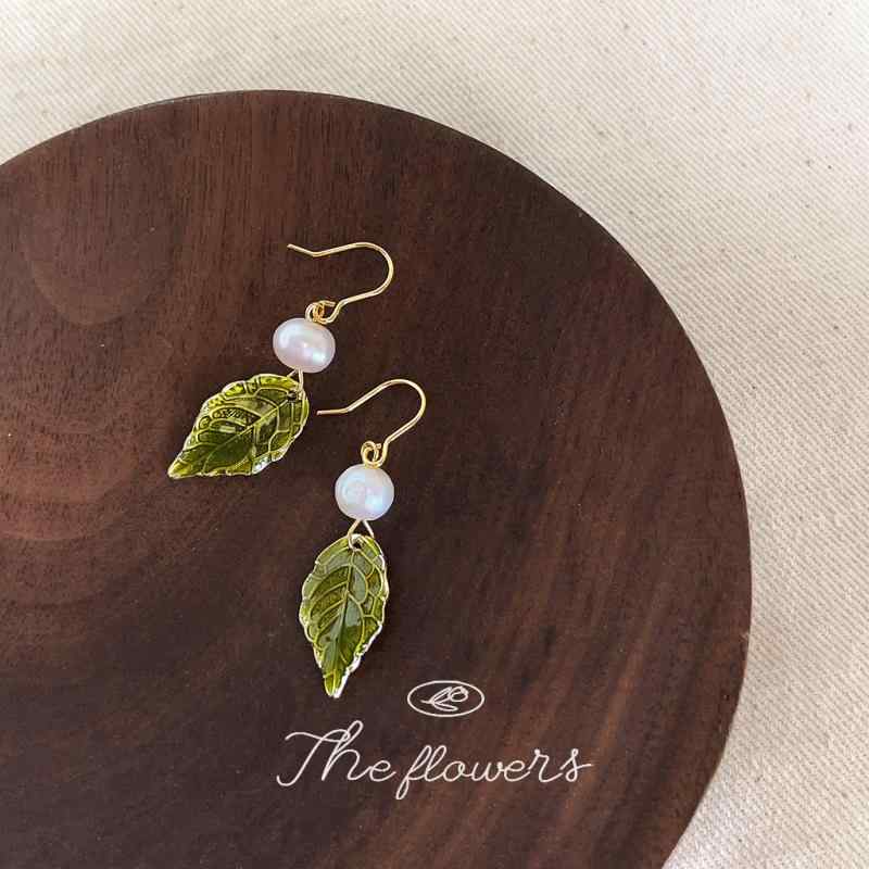 イヤリング レディース 淡水パール 葉 モーフ 森系 エナメル ドロップ 質感 女性気質 優雅 耳飾り 植物花卉 オリジナルデザイン 秋冬 アクセサリー ハンドメイド 銅素材 かわいい 日常使い 軽量 シンプル ナチュラル グリーン系 シルバー アクセン